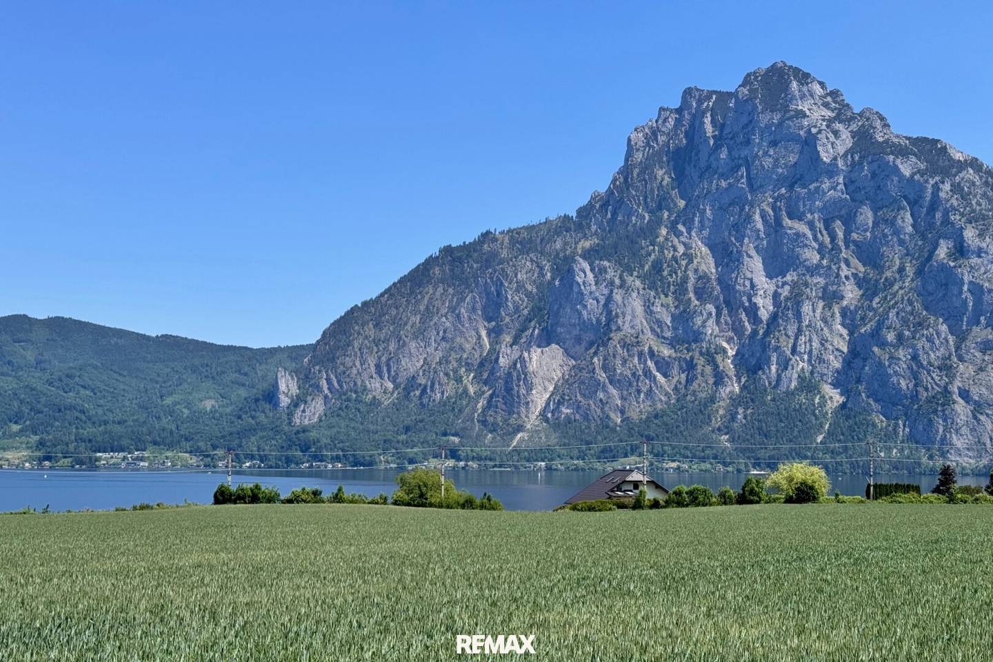 Detached house with lake view and private bathing area on Lake Traunsee