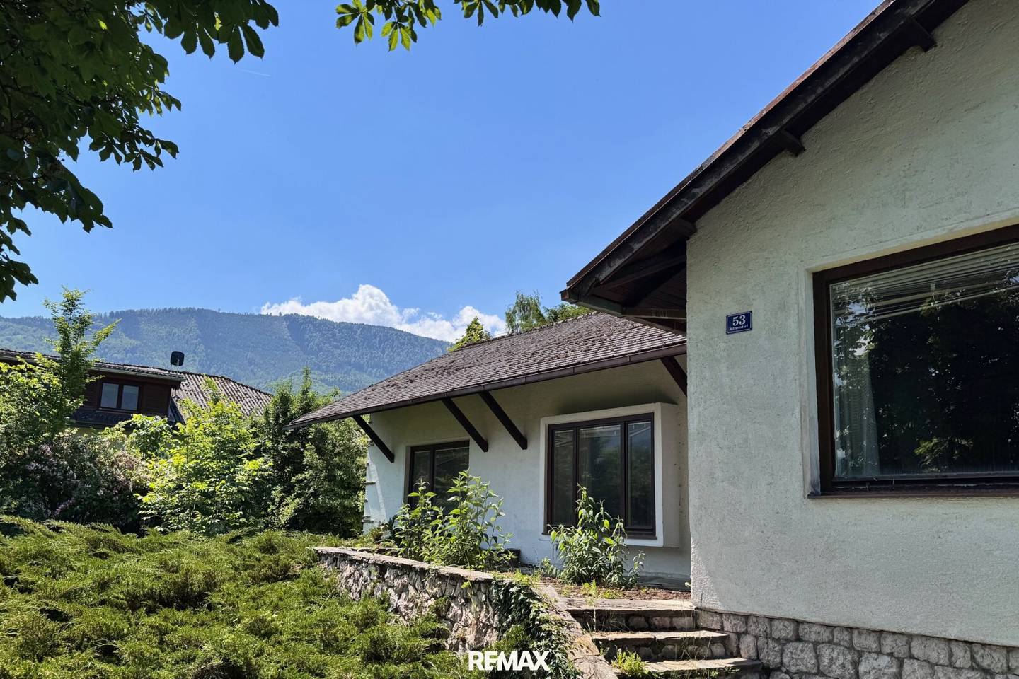 Detached house with lake view and private bathing area on Lake Traunsee
