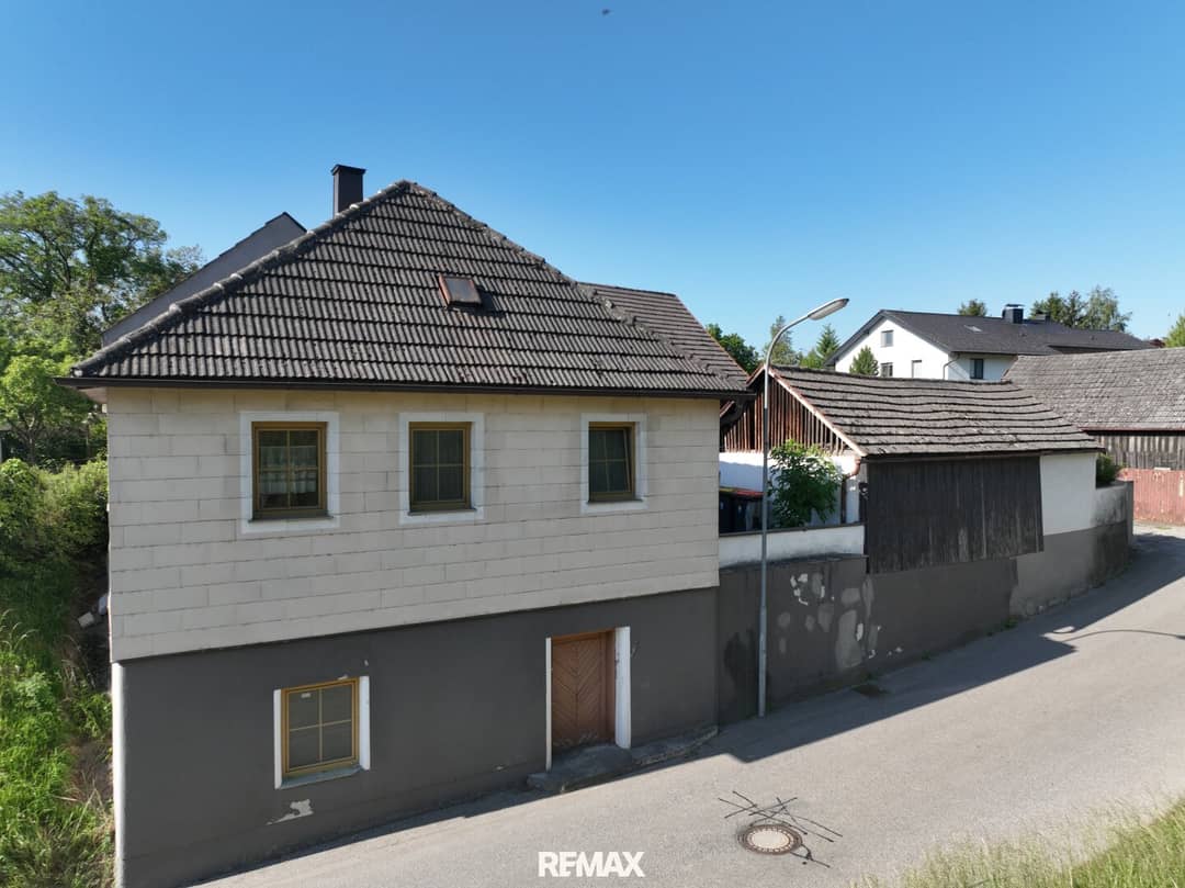 Renovation-Ready Single-Family Home with Garages and Shed in Melk