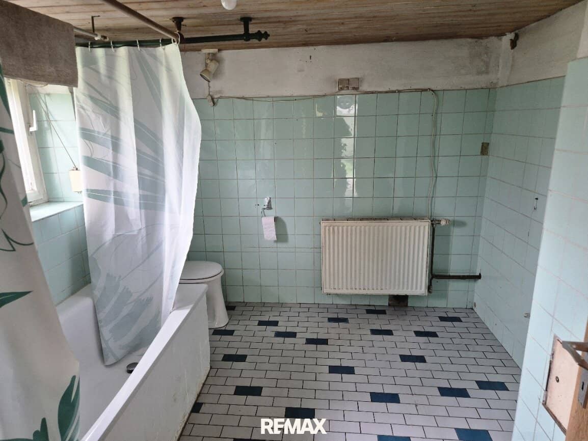 Renovierungsbedürftiges Einfamilienhaus mit großem Grundstück