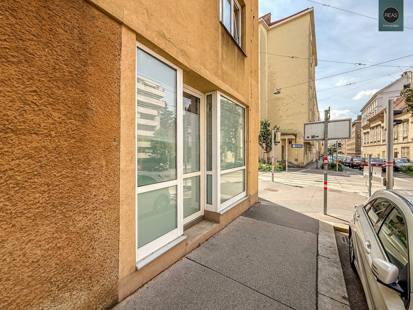Commercial space with parquet and fitted kitchen in central location at Alois-Drasche-Park