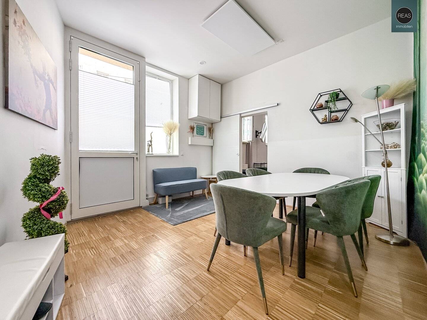 Retail Space with Fitted Kitchen near Alois-Drasche-Park
