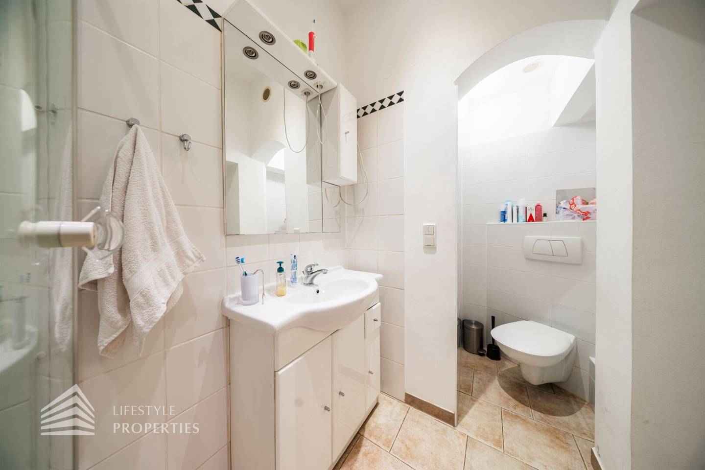 Old building apartment with garden access two units