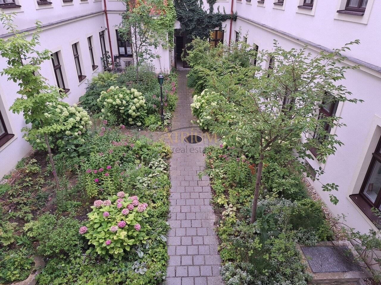 Representative Historic Office Space with Parquet in Servitenviertel