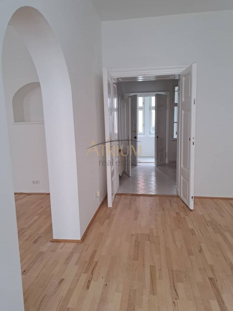 Representative Historic Office Space with Parquet in Servitenviertel