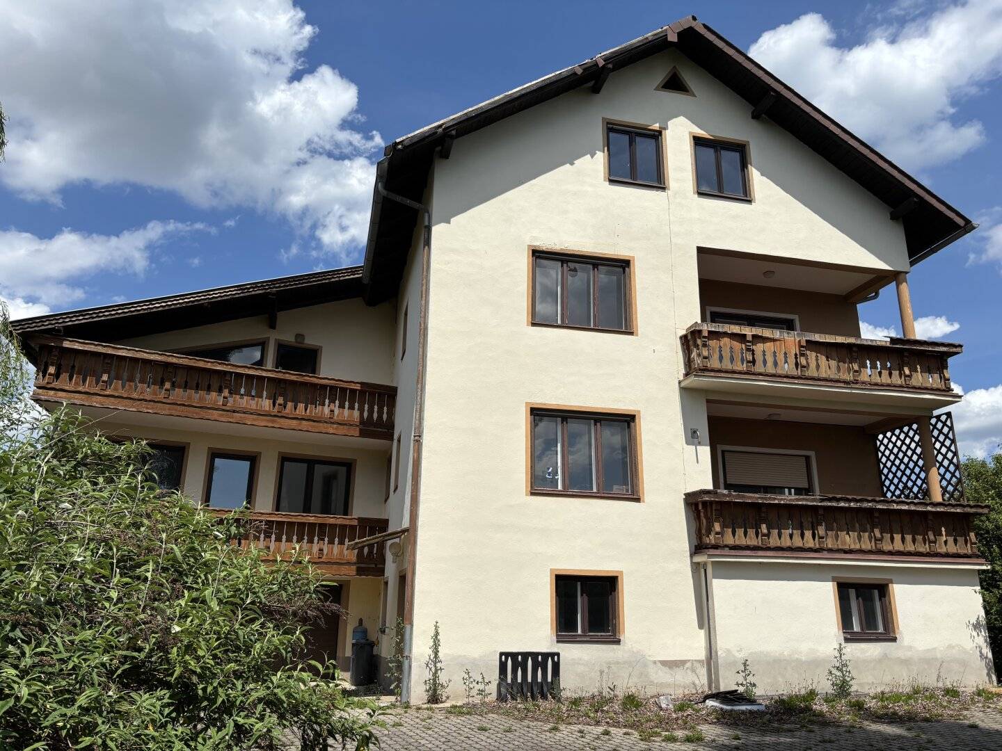Großes Mehrfamilienhaus mit Garten und Garagen in zentraler Lage
