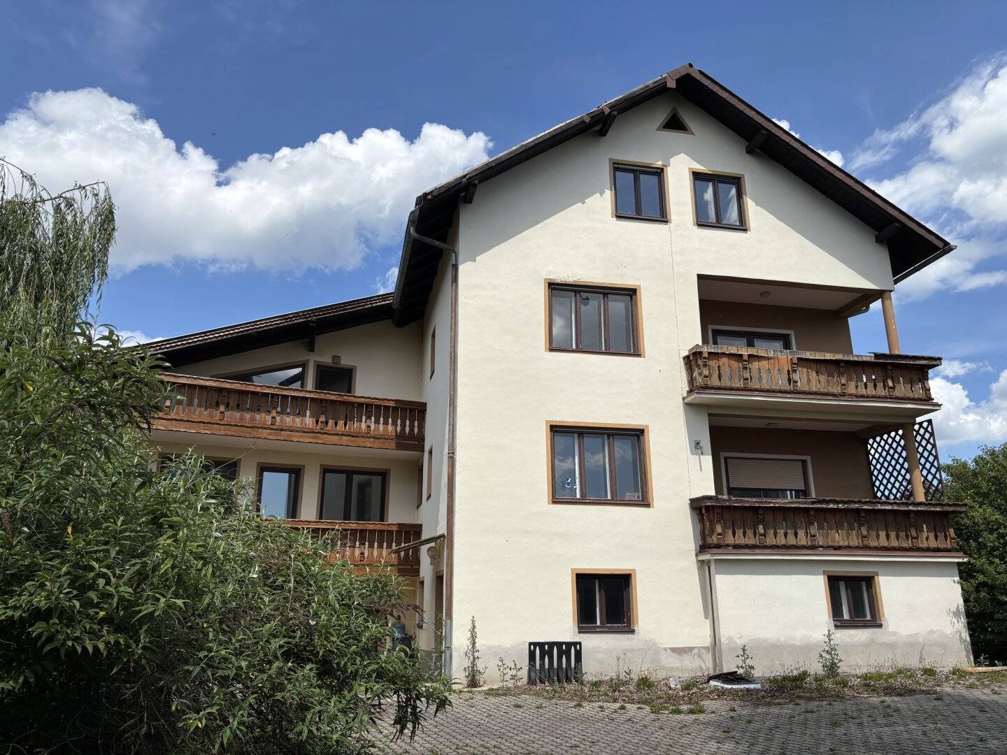 Großes Mehrfamilienhaus mit Garten und Garagen in zentraler Lage