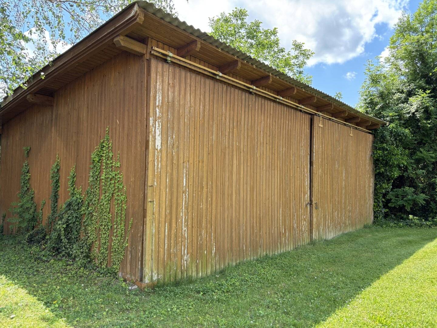 Großes Mehrfamilienhaus mit Garten und Garagen in zentraler Lage