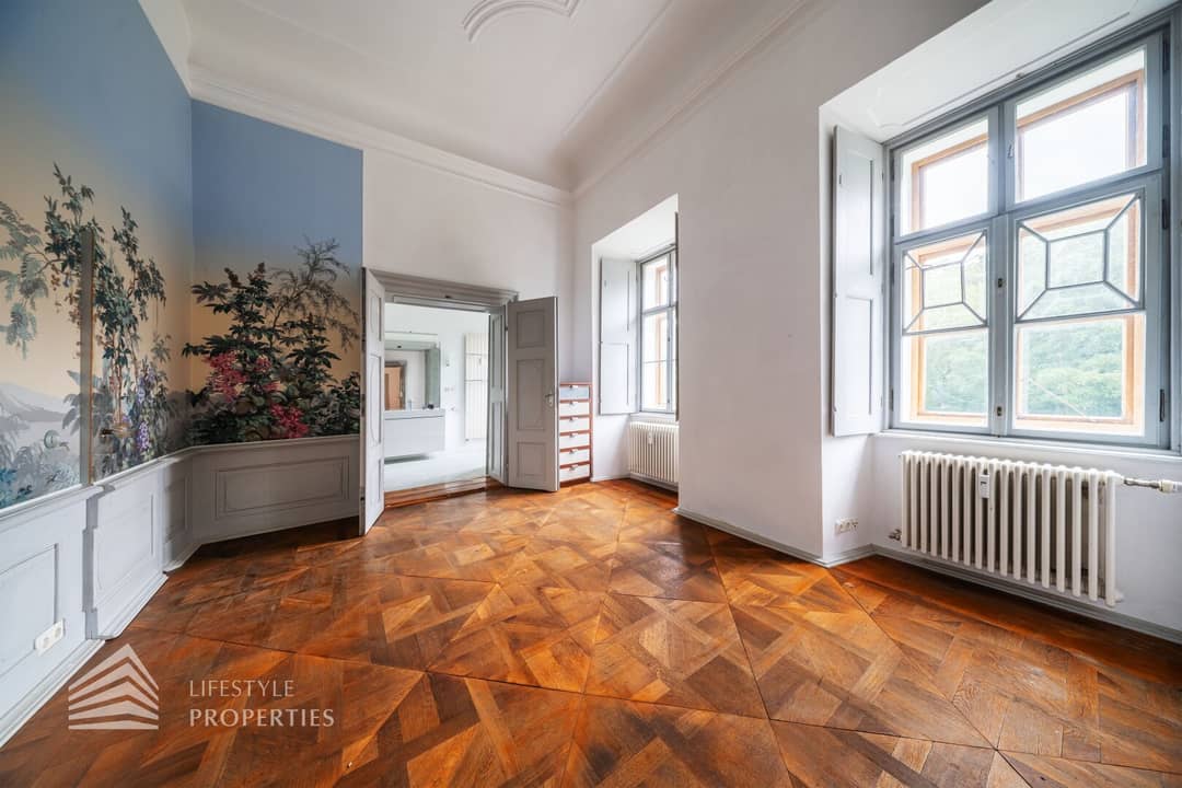 Wohnung in historischem Gebäude mit hohen Räumen