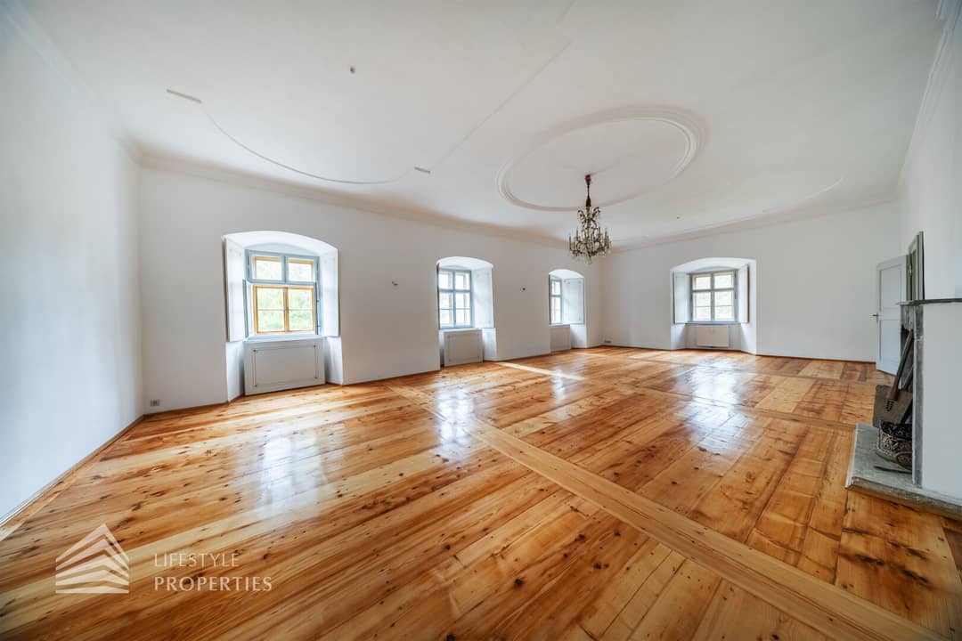 Historische Wohnung mit hohen Räumen