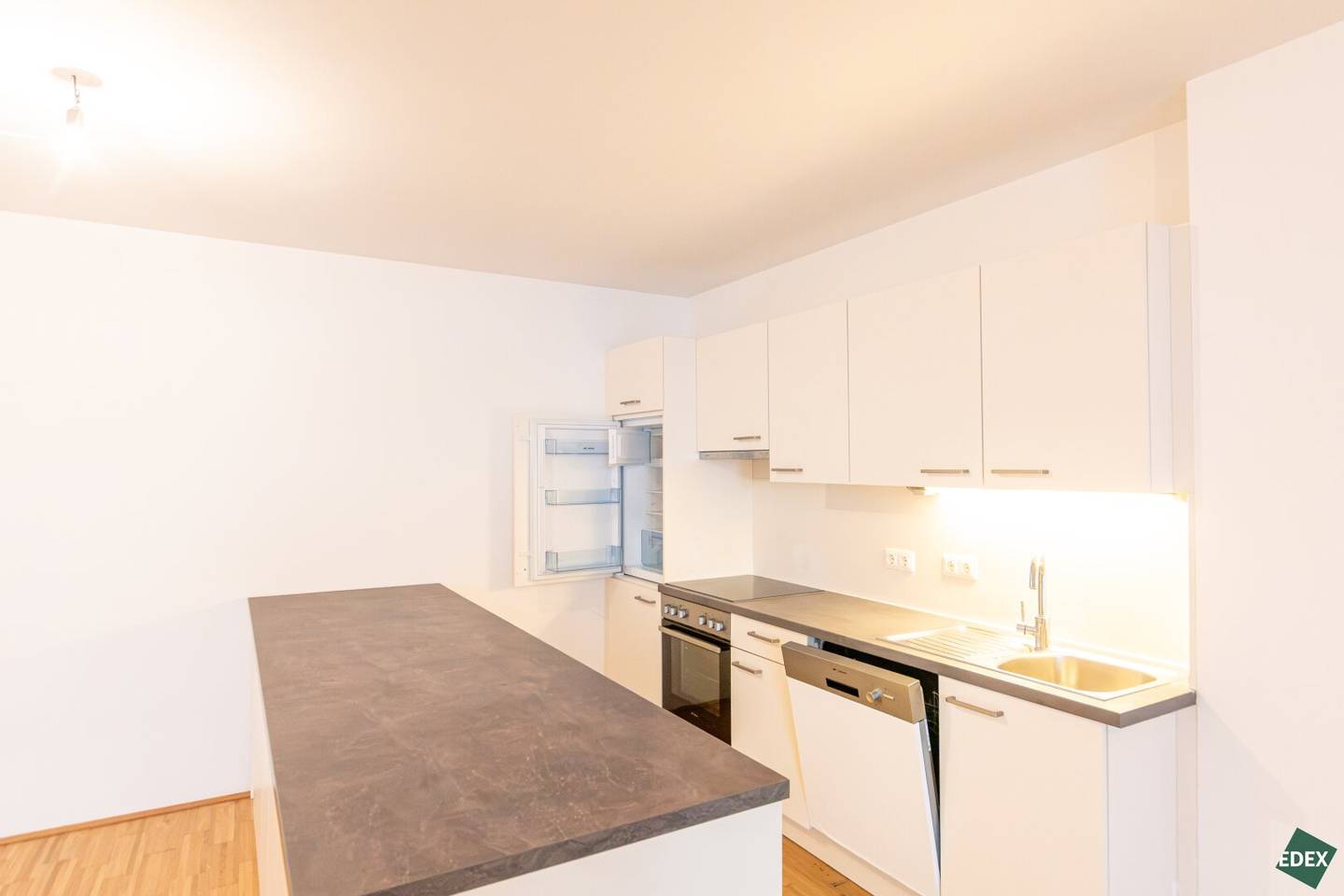 Quiet location: 3-room apartment with loggia