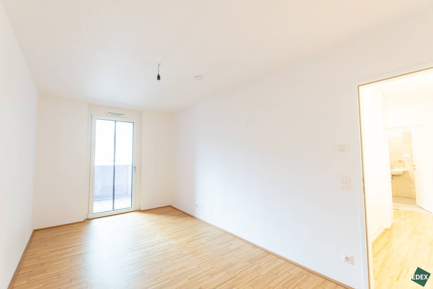 Quiet location: 3-room apartment with loggia