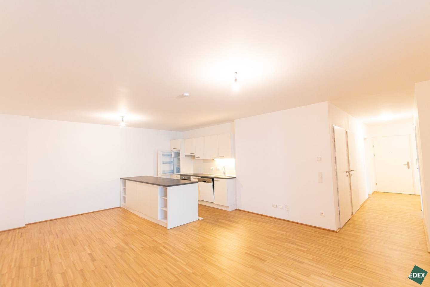 Quiet location: 3-room apartment with loggia