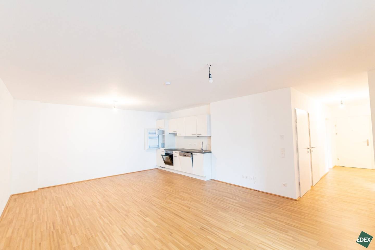 Quiet location: beautiful 3-room apartment with loggia