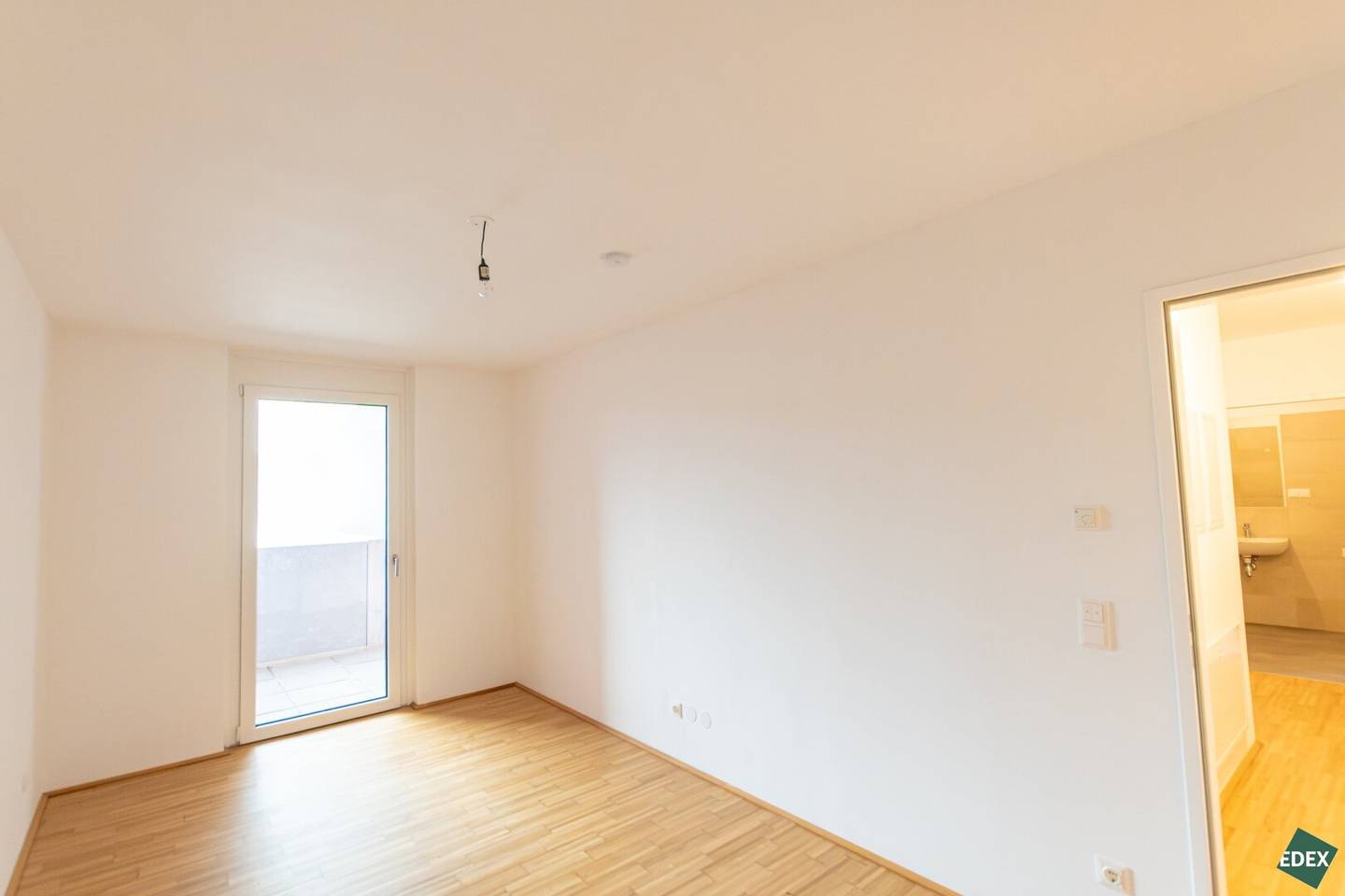 Quiet location: beautiful 3-room apartment with loggia