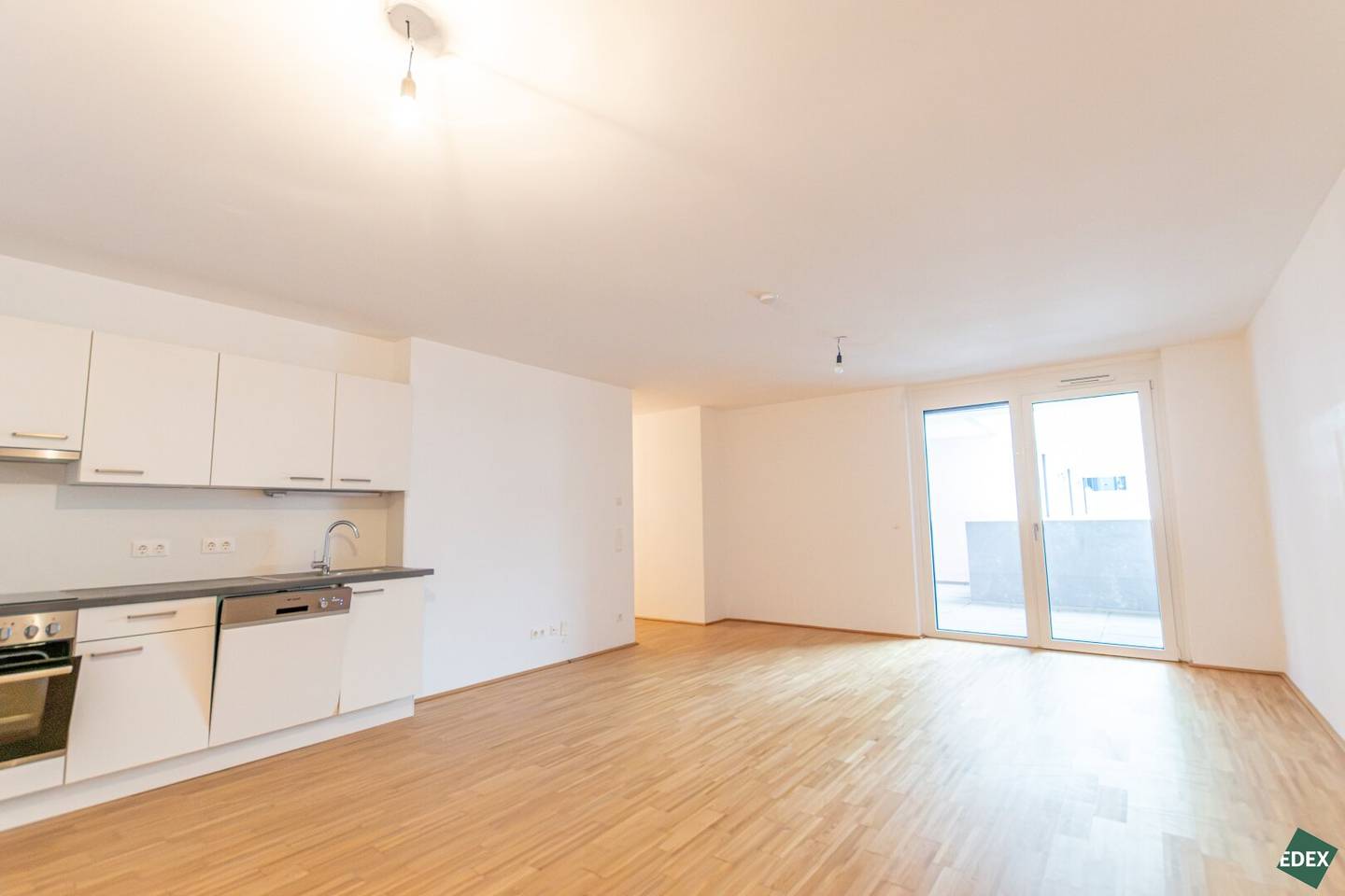 Quiet location: beautiful 3-room apartment with loggia