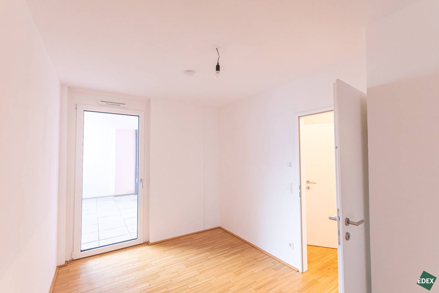 Quiet location: beautiful 3-room apartment with loggia
