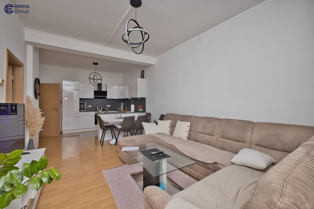Apartment with garden and good transport links