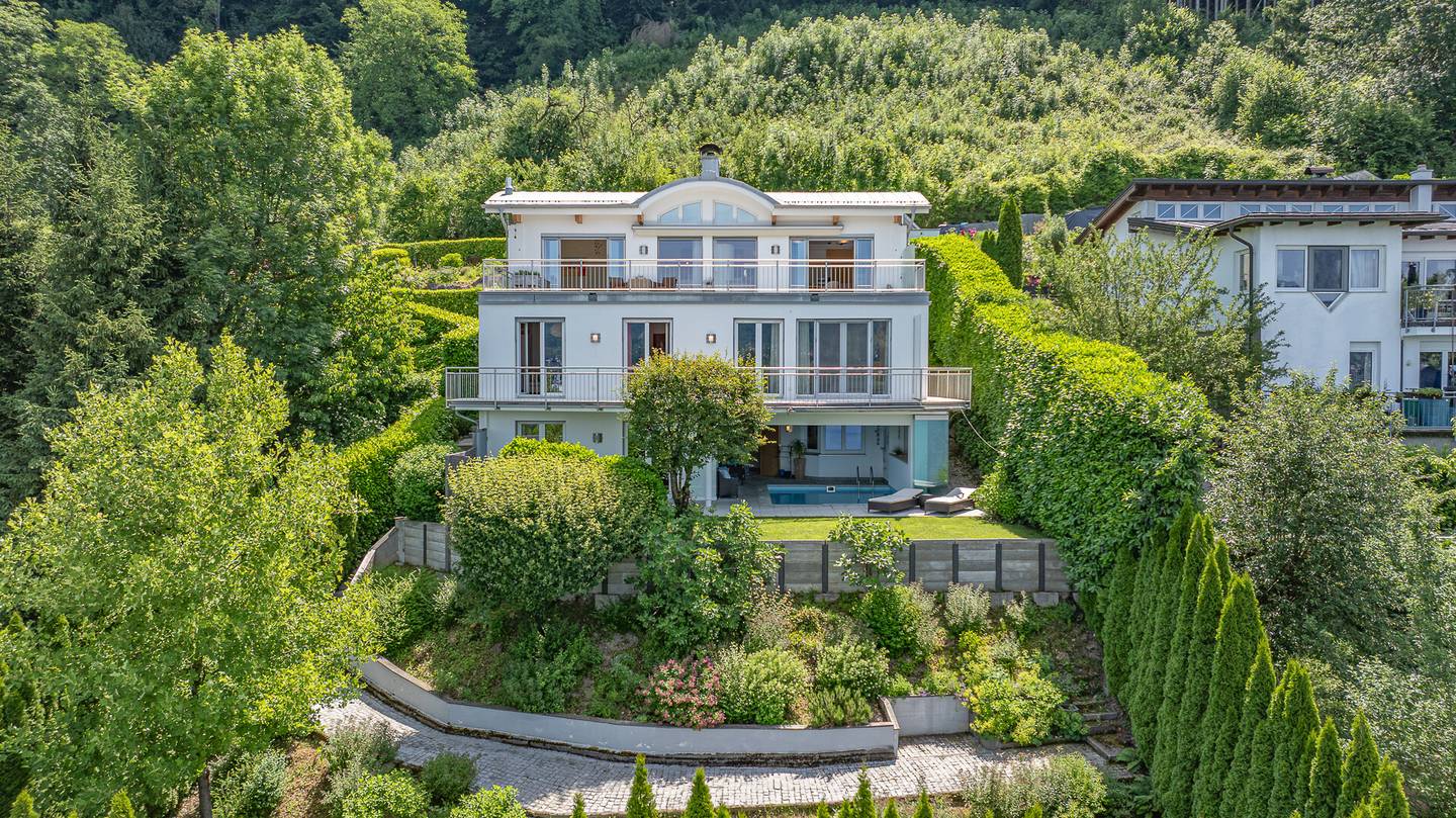 Exklusive Villa mit Pool und Seeblick in Gmunden