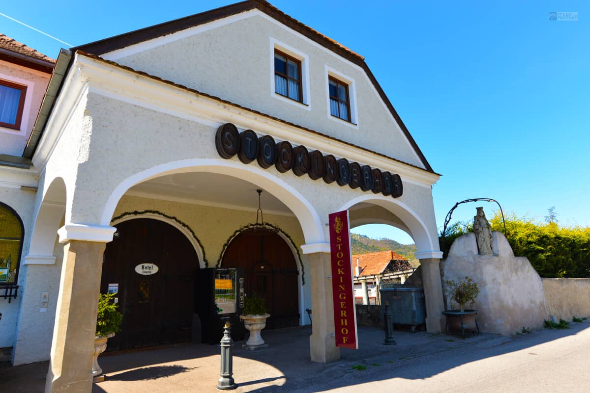 Traditionsreicher Winzerhof mit Pension und Heurigen in bester Wachau Lage