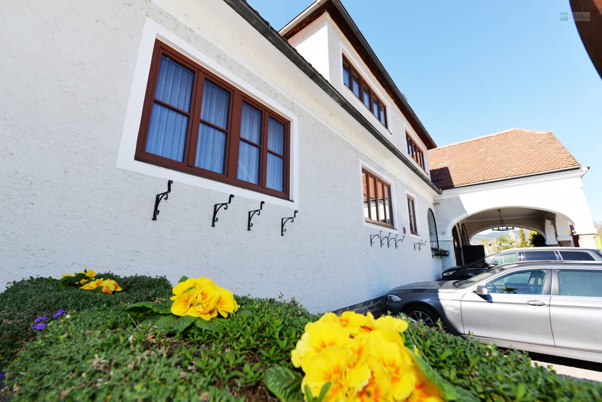 Traditionsreicher Winzerhof mit Pension und Heurigen in bester Wachau Lage