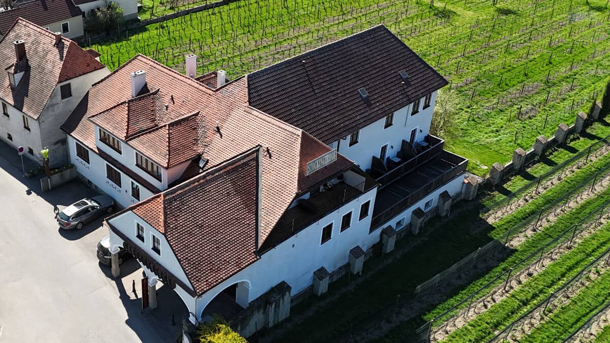 Traditionsreicher Winzerhof mit Pension und Heurigen in bester Wachau Lage