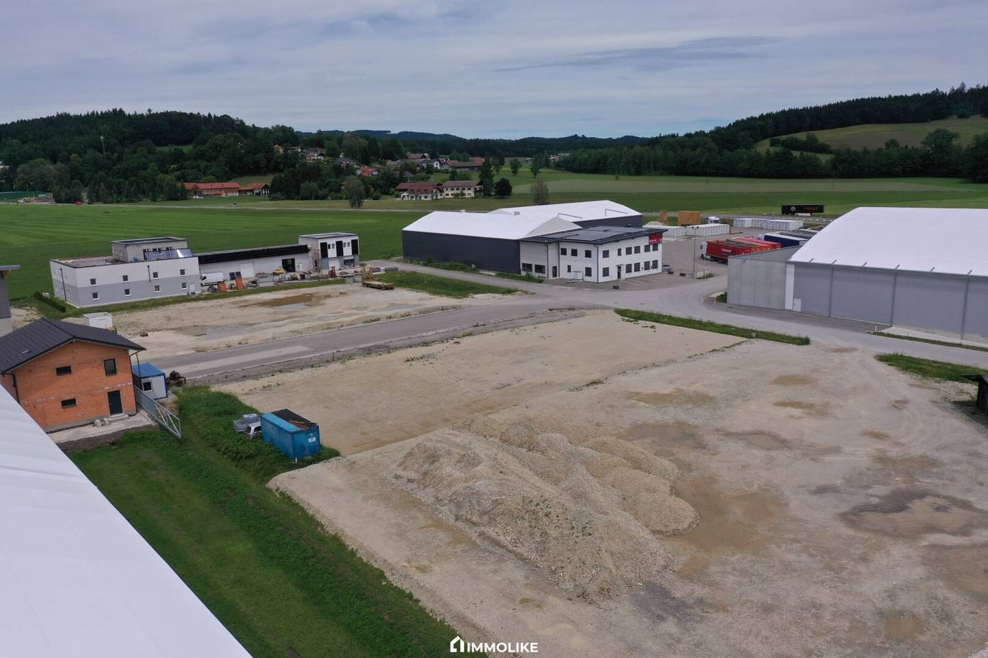 Versatile commercial building plot with prepared infrastructure