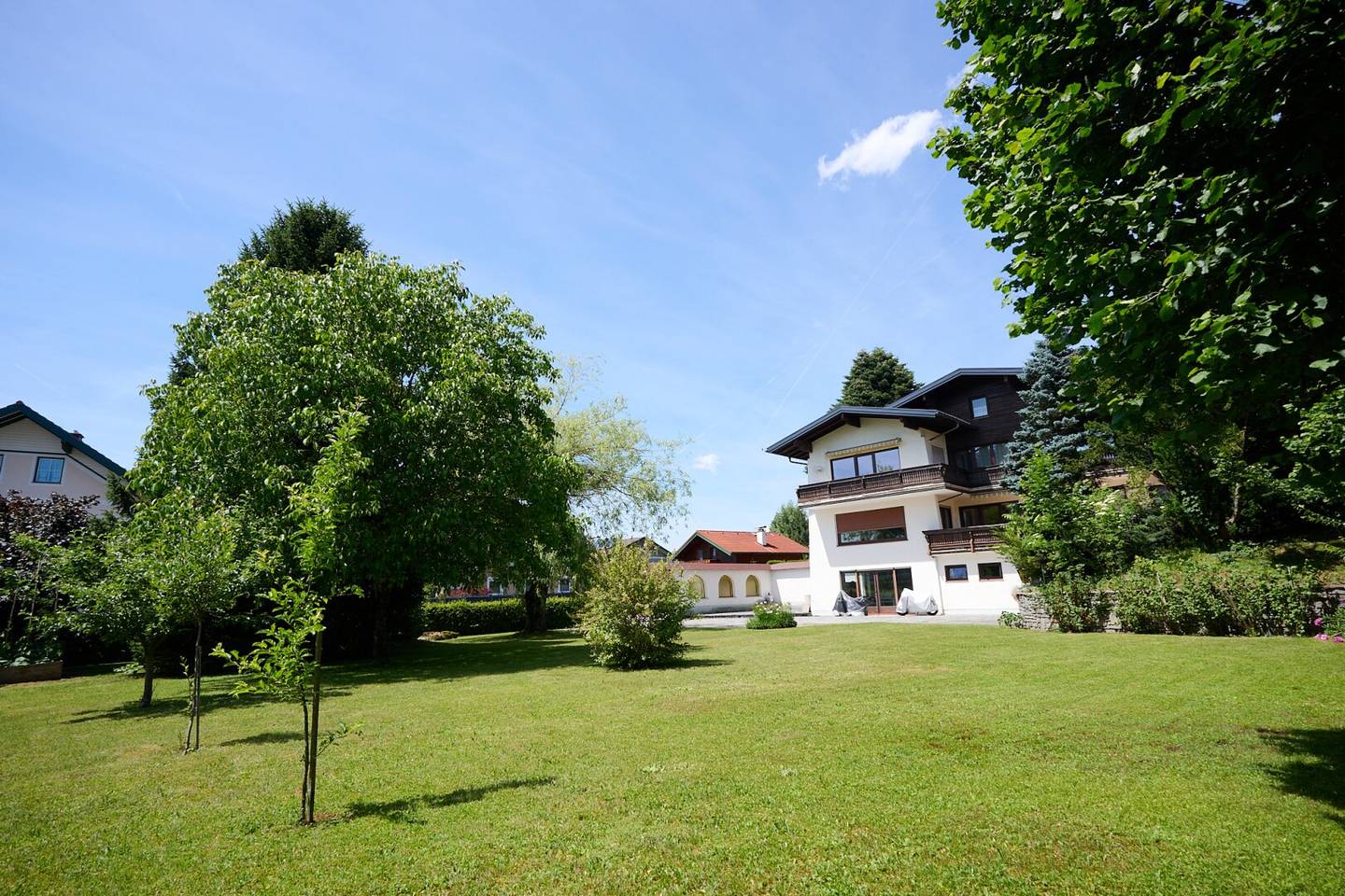 Süd ausgerichtetes Grundstück mit Pool und Bestand