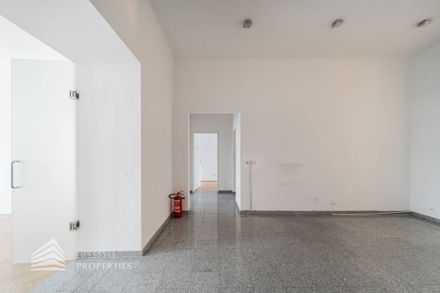 Geräumiges 5 Zimmer Büro Praxis mit Parkett im 6. Bezirk