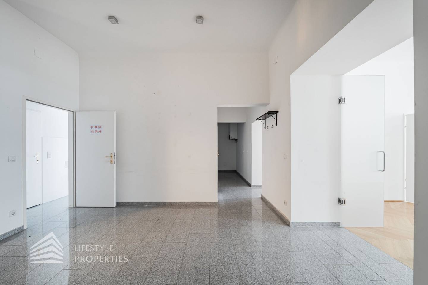 Geräumiges 5 Zimmer Büro Praxis mit Parkett im 6. Bezirk