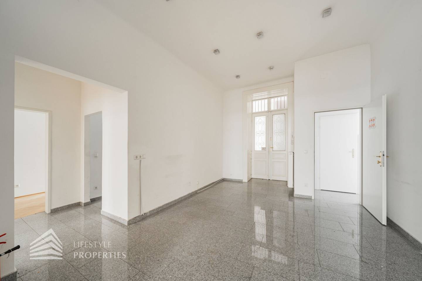 Geräumiges 5 Zimmer Büro Praxis mit Parkett im 6. Bezirk