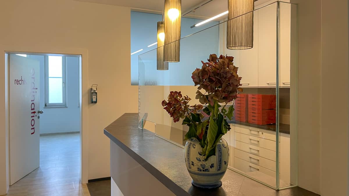 Helle Praxisräume mit Balkon und Garage im Zentrum