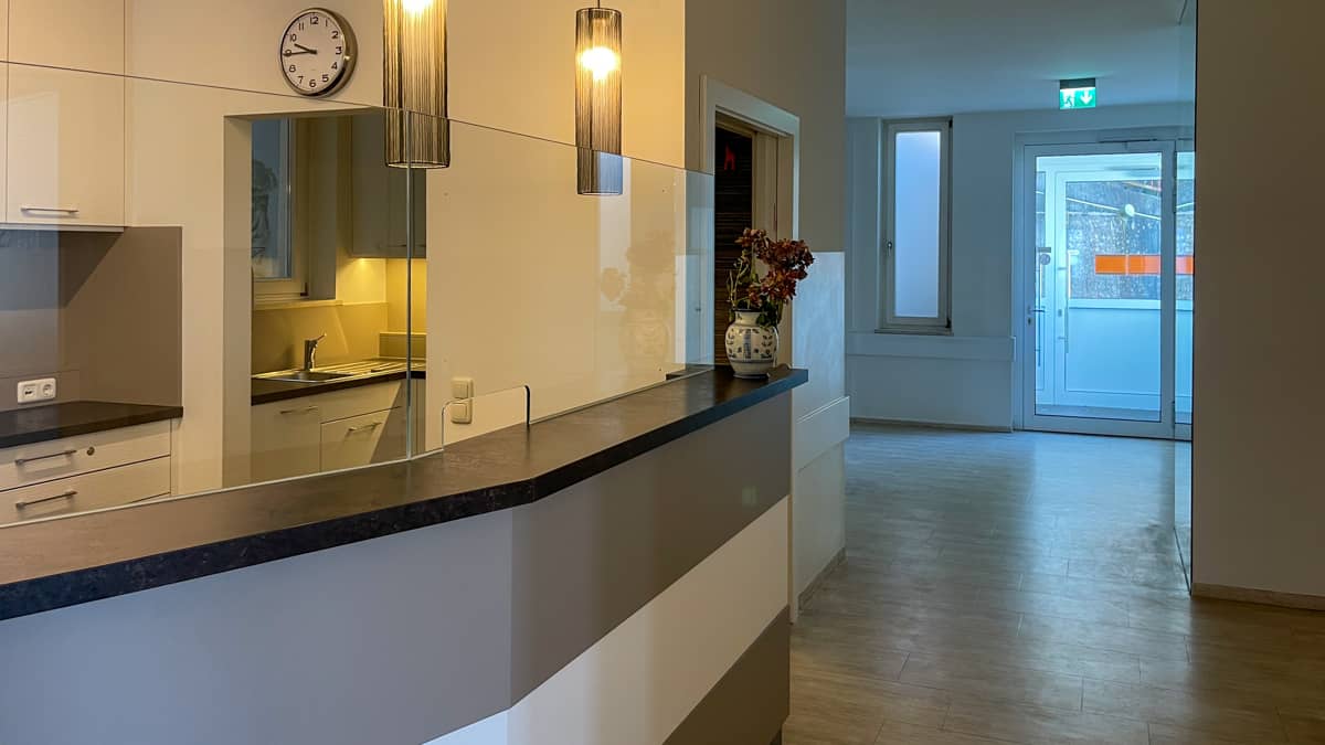 Helle Praxisräume mit Balkon und Garage im Zentrum