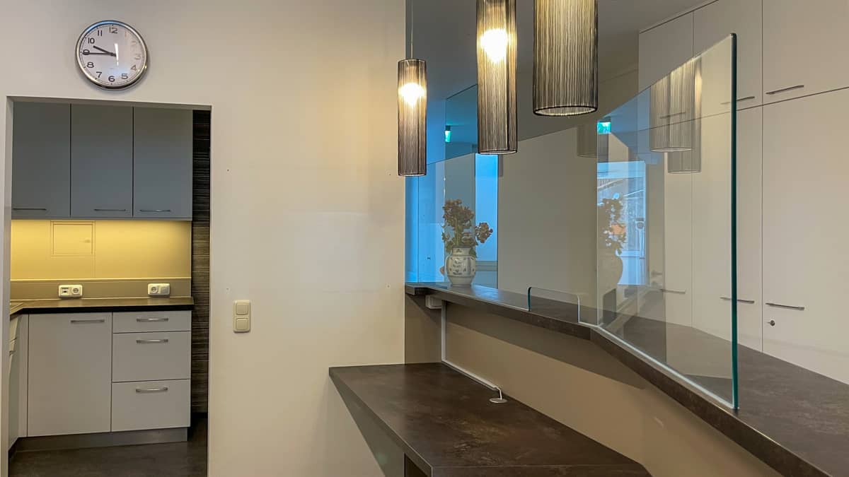 Helle Praxisräume mit Balkon und Garage im Zentrum