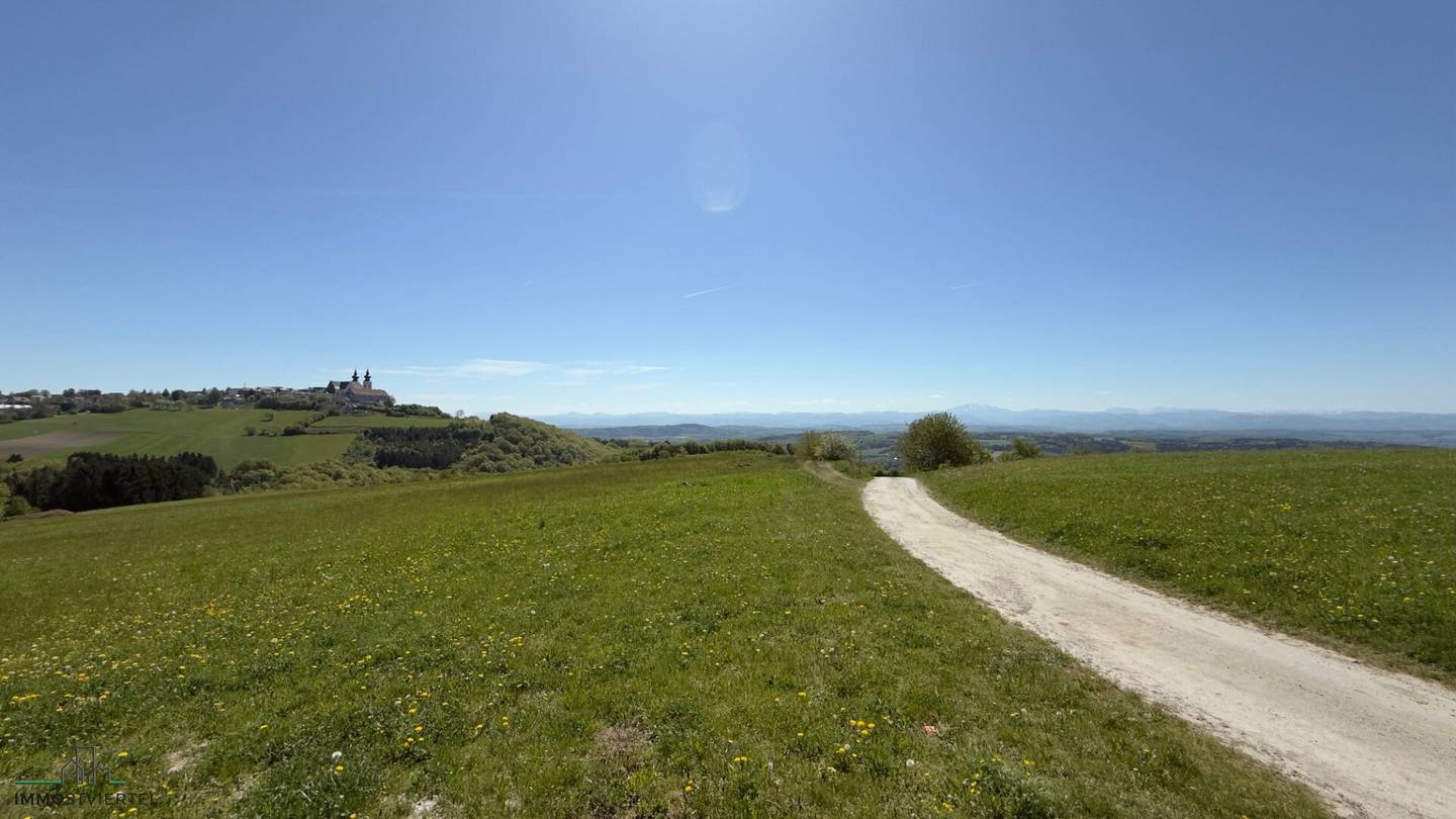 Grundstück mit Blick auf Basilika und Alpenvorland