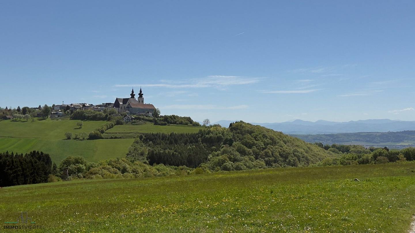 Grundstück mit Blick auf Basilika und Alpenvorland