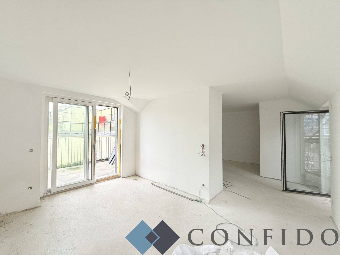 Helle Dachgeschosswohnung mit Balkon und Terrasse