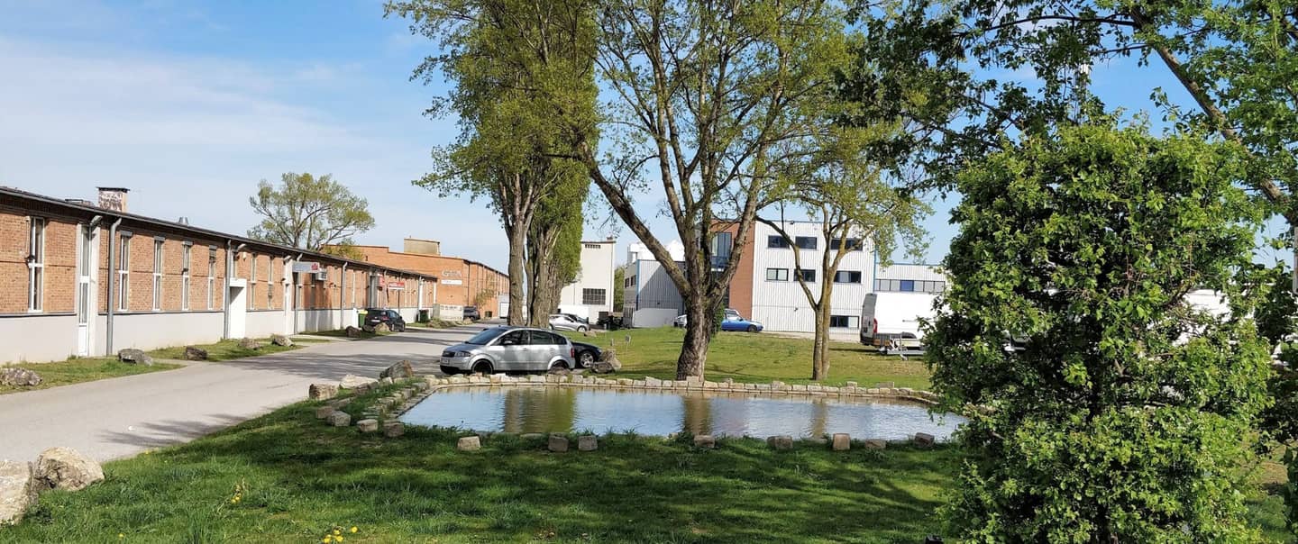 Commercial park with halls and storage space in Liesing