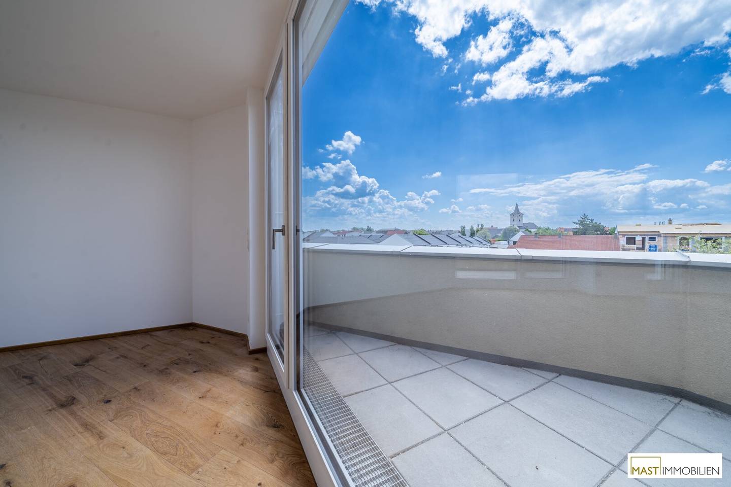 Top floor apartment with lake view and large roof terrace