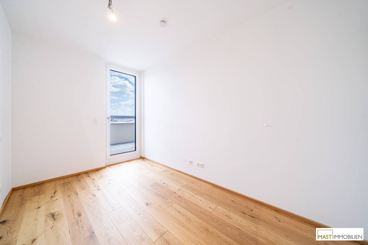 Top floor apartment with lake view and large roof terrace