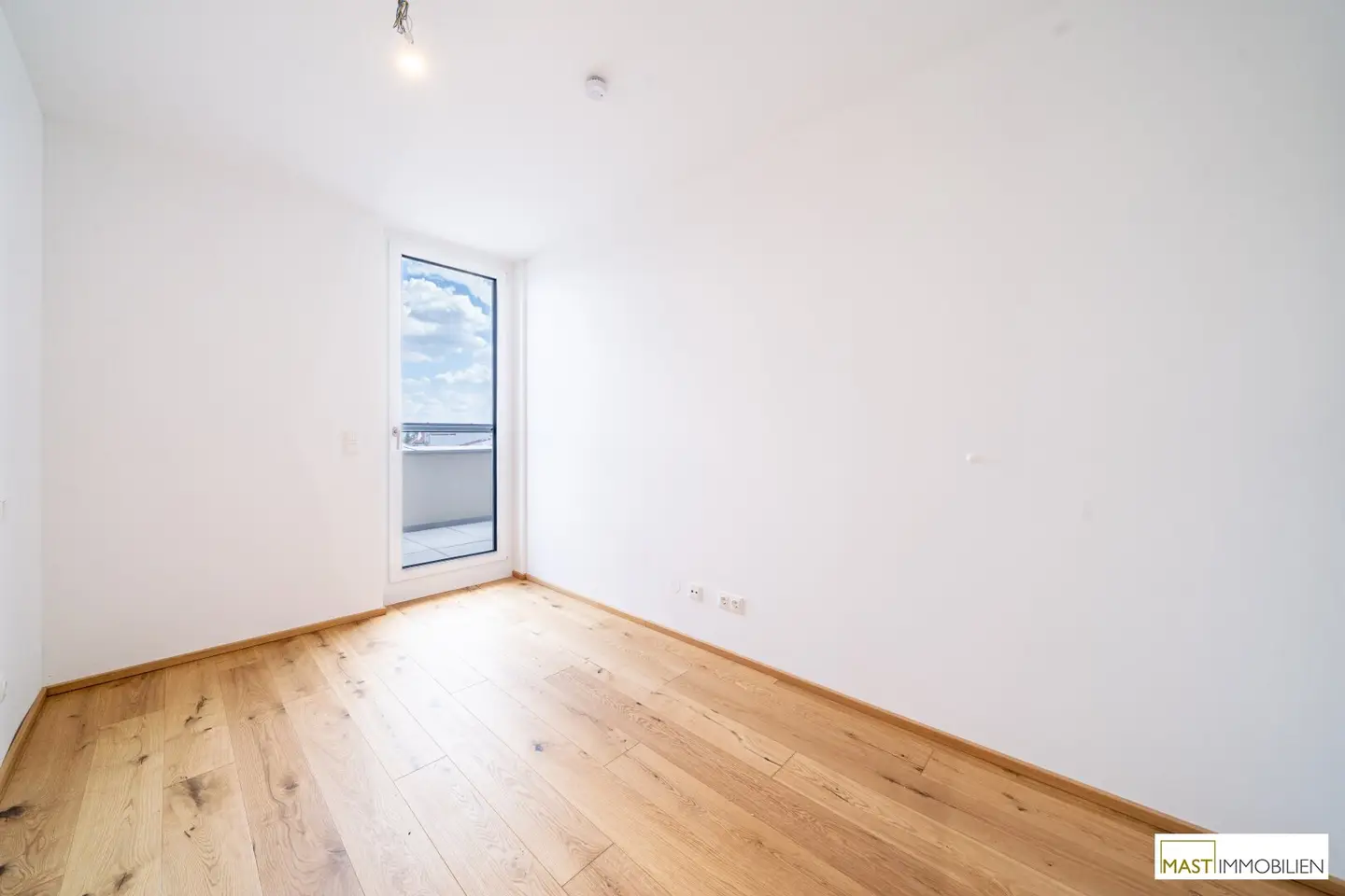 Top floor apartment with lake view and large roof terrace