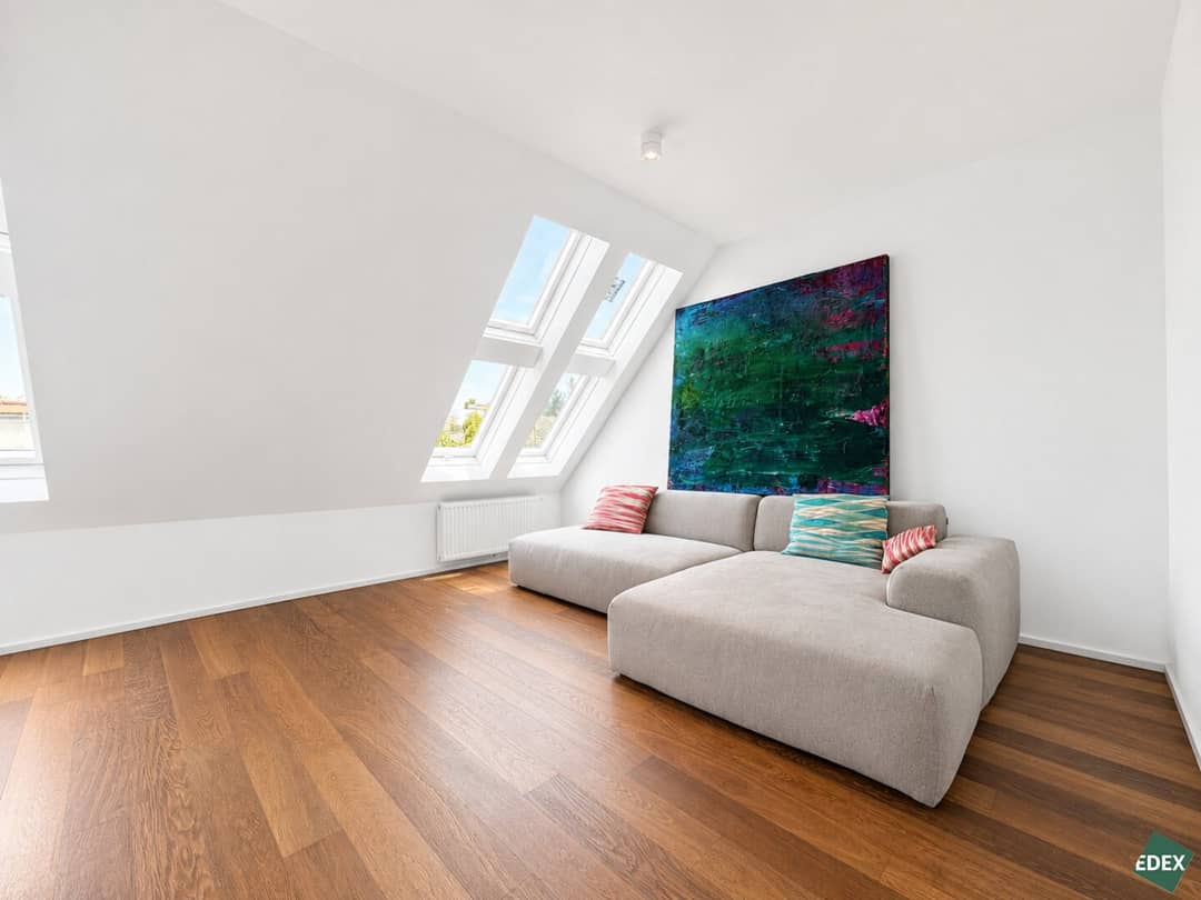 Dachgeschosswohnung nahe Schönbrunn mit Stahlofen und Parkett