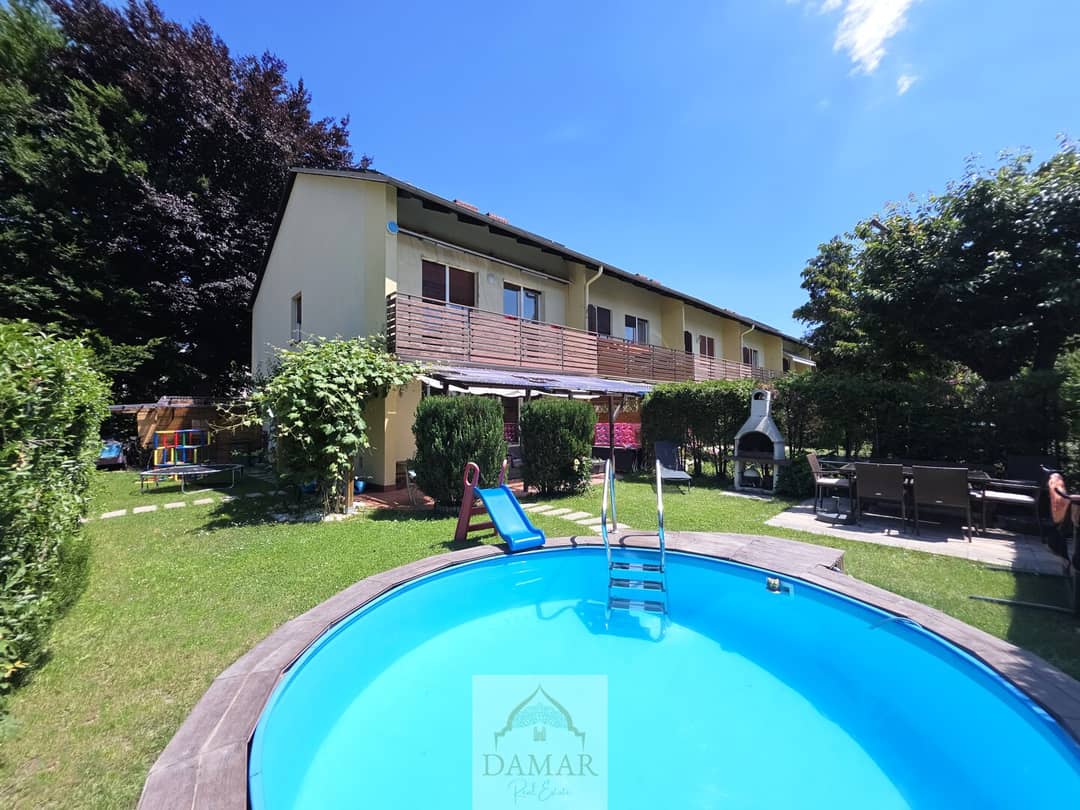 Quiet corner townhouse with heated pool and photovoltaic system