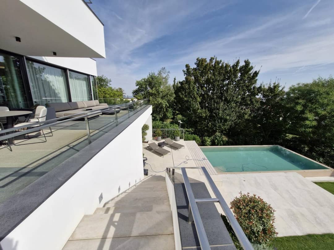 Architektenhaus mit Infinity Pool und Panoramablick in Pötzleinsdorf