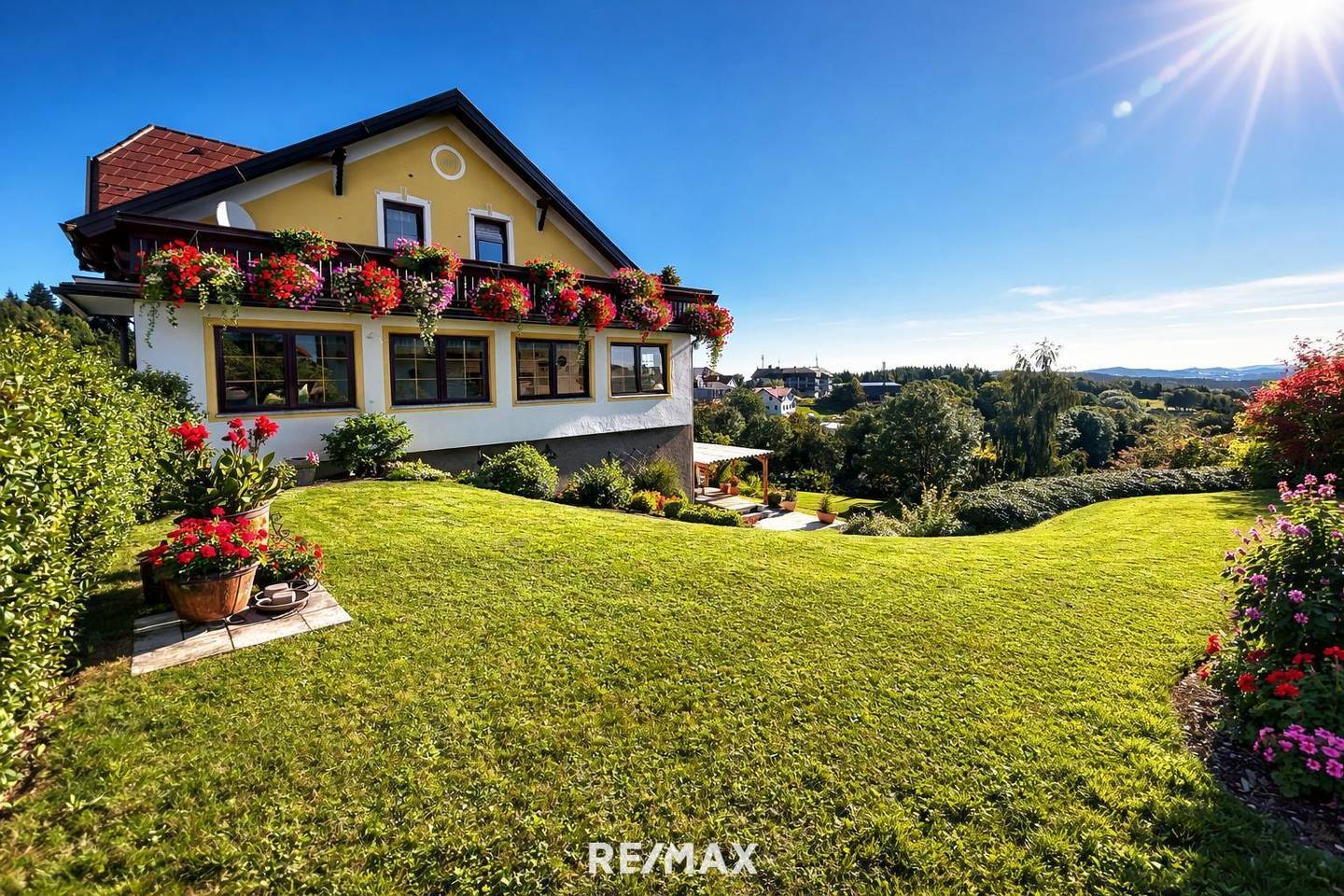 Einfamilienhaus mit Terrasse und Garten in sonniger Hanglage