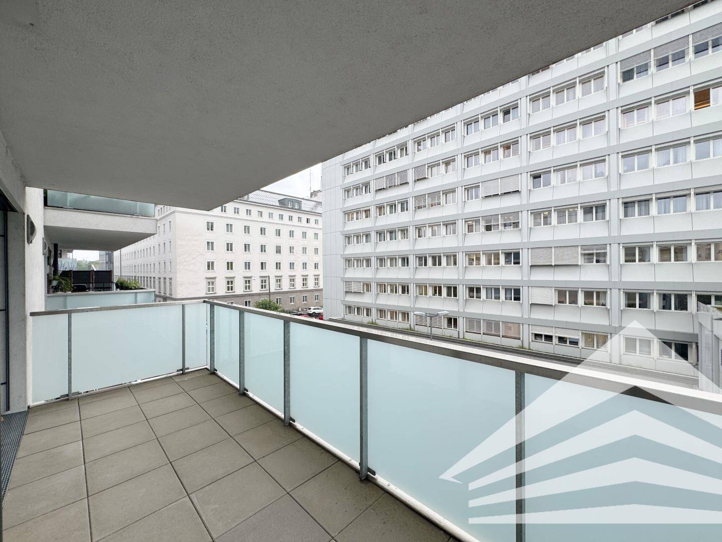 Apartment Linz centre near train station balcony
