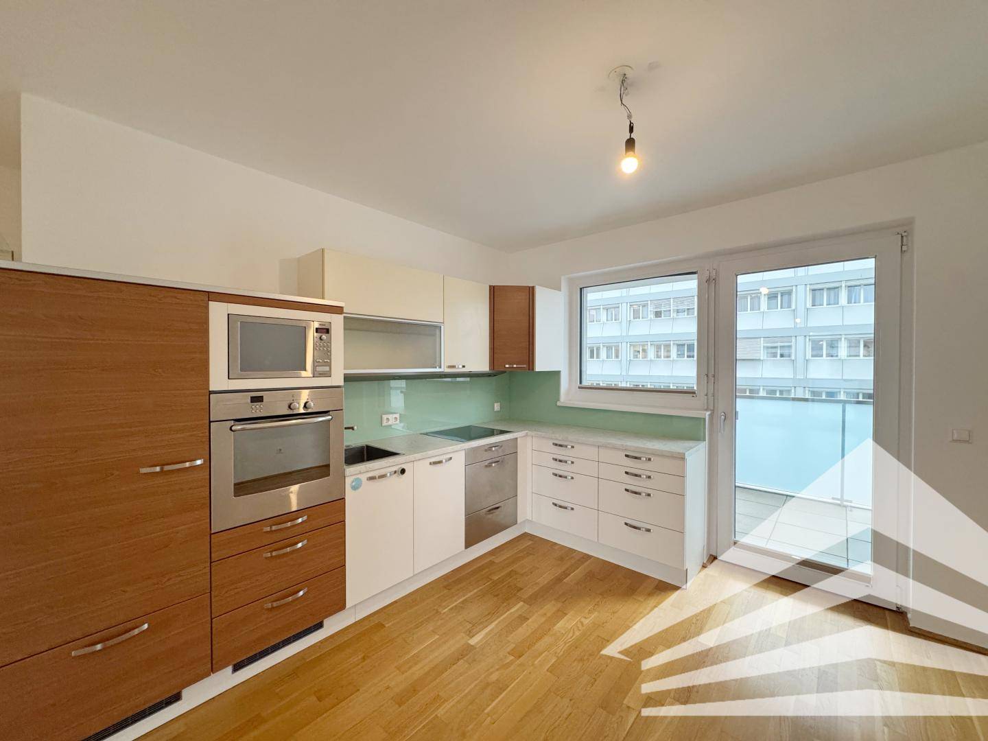 Apartment Linz centre near train station balcony