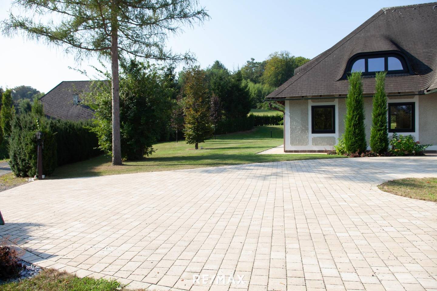 Landsitz mit Infinity Pool und Weitblick auf über 33.000 m²