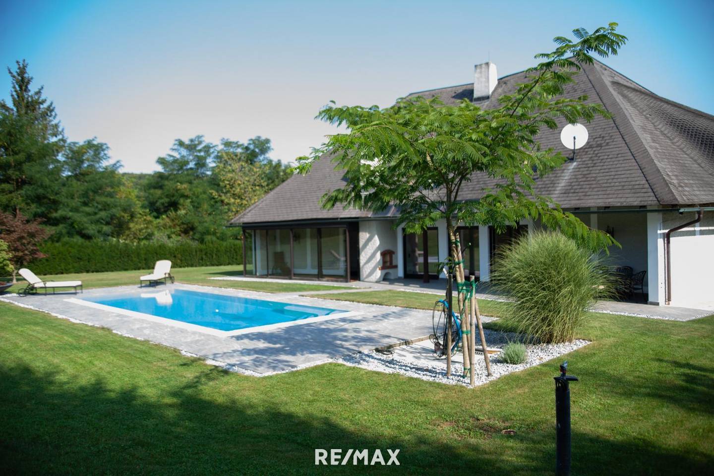 Landsitz mit Infinity Pool und Weitblick auf über 33.000 m²