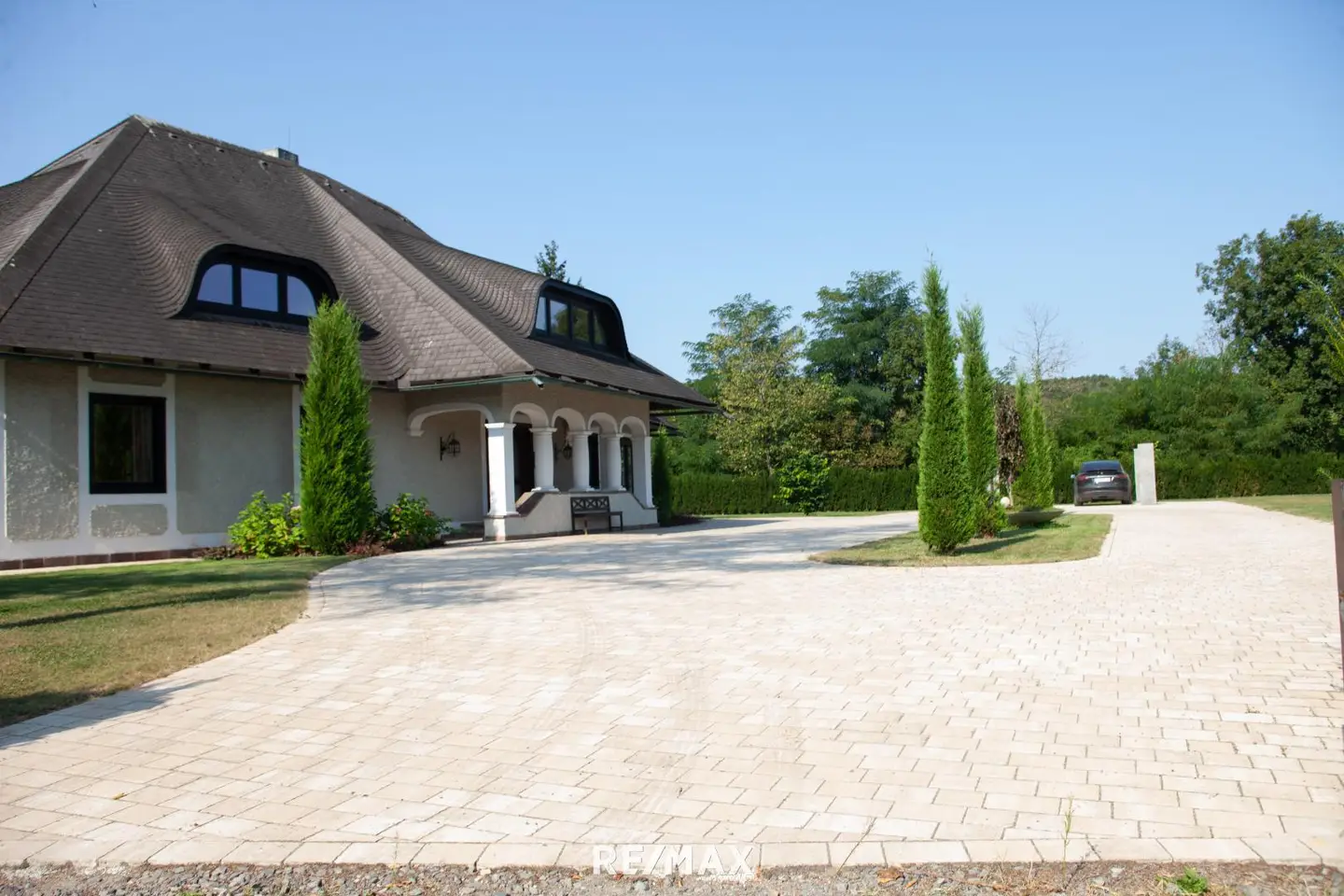 Wohnung in Einzellage mit Infinitypool und Wintergarten